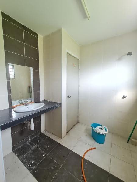 3-storey Terraced House for Sale in Sungai Buloh (Selangor) - Frank Low - Bathroom - PropertyGuru.com.my