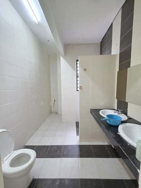3-storey Terraced House for Sale in Sungai Buloh (Selangor) - Frank Low - Bathroom - PropertyGuru.com.my