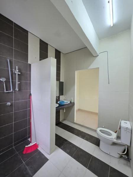 3-storey Terraced House for Sale in Sungai Buloh (Selangor) - Frank Low - Bathroom - PropertyGuru.com.my