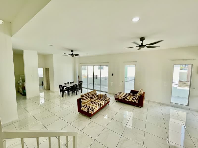 Taman Lukut Lagenda @ Port Dickson untuk Untuk Disewa - RM 2,499 /bulan, Mac 2026 - Living Room - PropertyGuru.com.my