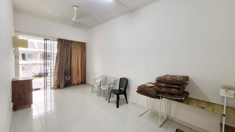 Rumah Teres untuk Dijual di Seremban 3 (Rasah) - Ismi Muhammad - Living Room - PropertyGuru.com.my
