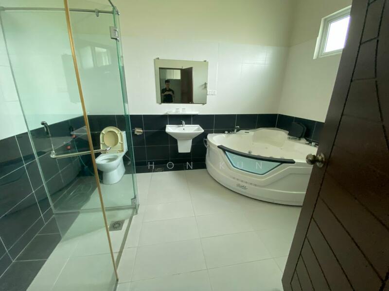 Twin Villa for Sale in Leisure Farm (Gelang Patah) - U Hon Kun - Bathroom - PropertyGuru.com.my