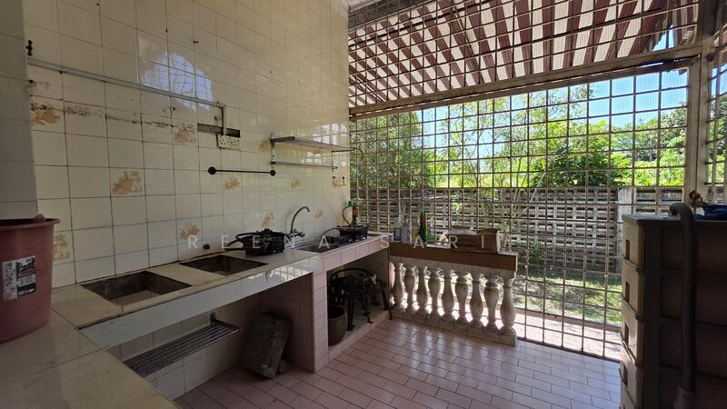Bungalow 2 Storey Seksyen 3 Shah Alam untuk Untuk Dijual - RM 1,400,000, Mac 2026 - Kitchen - PropertyGuru.com.my