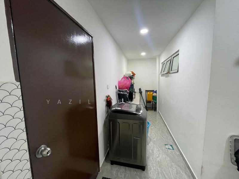 1-storey Terraced House for Sale in Seksyen 32, Bukit Naga (Shah Alam) - Yazila Sulaimi - Corridor - PropertyGuru.com.my