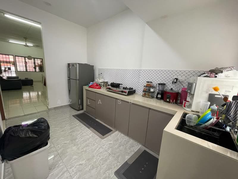 1-storey Terraced House for Sale in Seksyen 32, Bukit Naga (Shah Alam) - Yazila Sulaimi - Kitchen - PropertyGuru.com.my