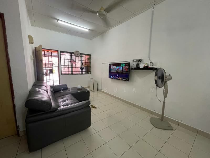 1-storey Terraced House for Sale in Seksyen 32, Bukit Naga (Shah Alam) - Yazila Sulaimi - Living Room - PropertyGuru.com.my