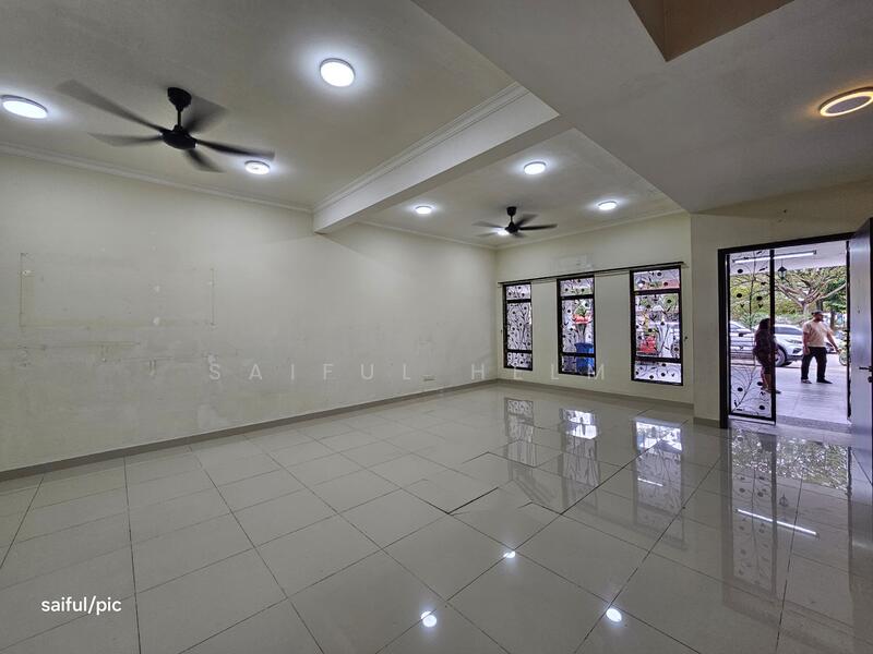 2-storey Terraced House for Sale in Shah Alam (Selangor) - SAIFUL HELMI - Living Room - PropertyGuru.com.my