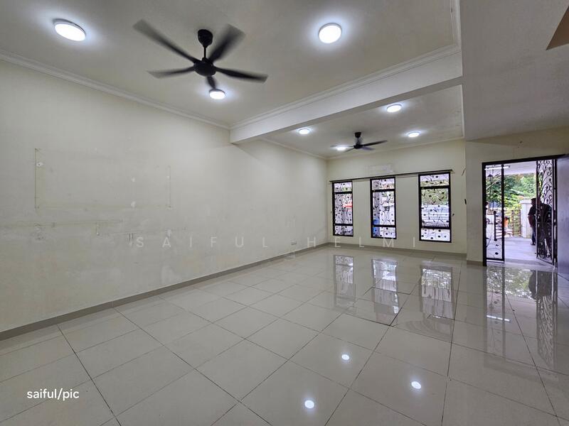 2-storey Terraced House for Sale in Shah Alam (Selangor) - SAIFUL HELMI - Living Room - PropertyGuru.com.my