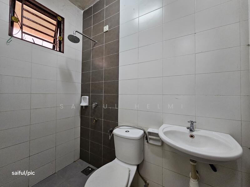 2-storey Terraced House for Sale in Shah Alam (Selangor) - SAIFUL HELMI - Bathroom - PropertyGuru.com.my