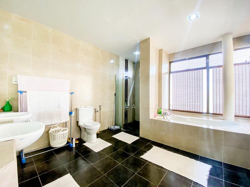 Rumah Banglo untuk Dijual di Bandar Seri Putra (Bangi) - Aziani Ahmad - Bathroom - PropertyGuru.com.my