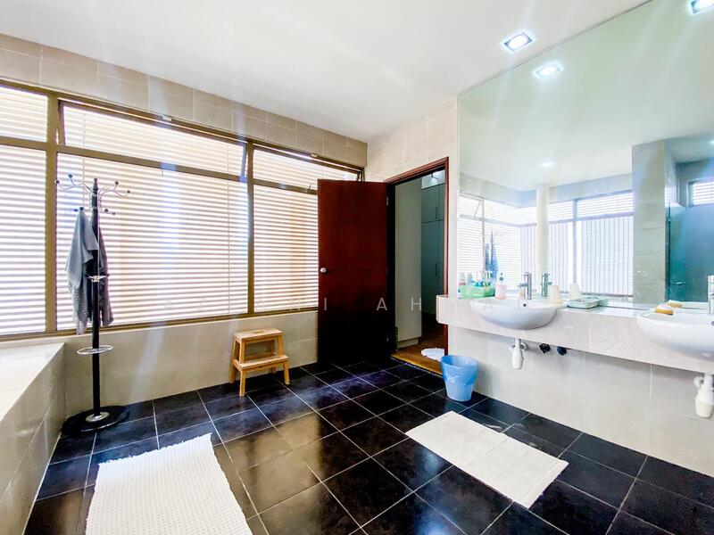 Rumah Banglo untuk Dijual di Bandar Seri Putra (Bangi) - Aziani Ahmad - Bathroom - PropertyGuru.com.my