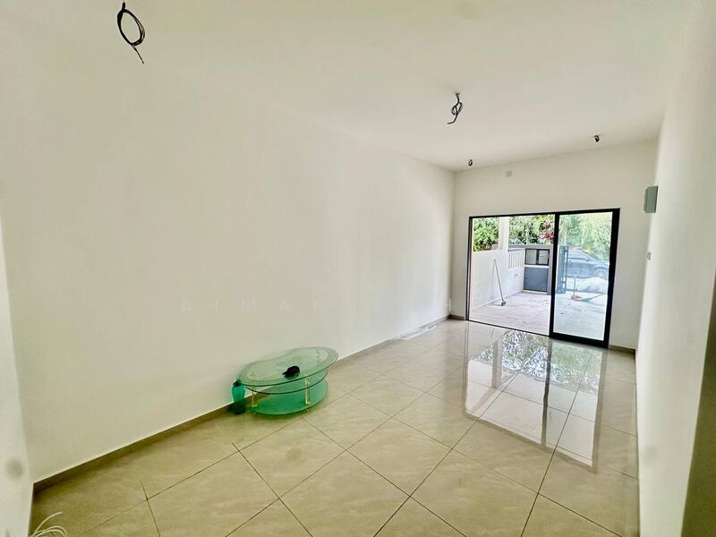 Kampung Ketoyong Baru untuk Untuk Dijual - RM 400,000, Mac 2026 - Living Room - PropertyGuru.com.my