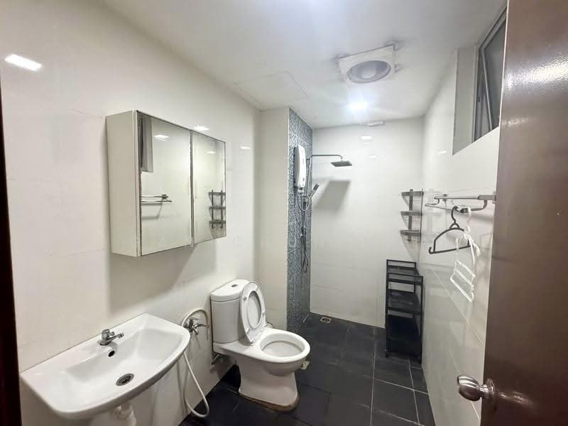 Kondominium untuk Disewa di The Golden Triangle Condominium - Gan Chun Kai - Bathroom - PropertyGuru.com.my