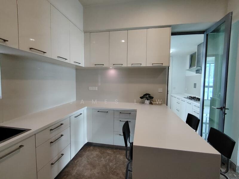 Dry Kitchen & Breakfast Counter