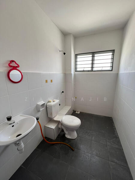 Bathroom laman haris puncak alam