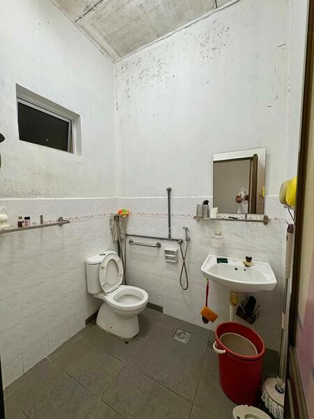 1-storey Terraced House for Sale in Bandar Seri Alam (Masai) - Ee Fong Toh - Bathroom - PropertyGuru.com.my