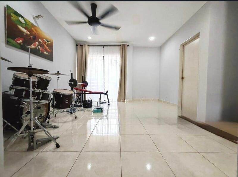 Rumah Berkembar untuk Dijual di Laman Residen Kipark Sri Utara (Batu Caves) - Eugene Yap - Living Room - PropertyGuru.com.my