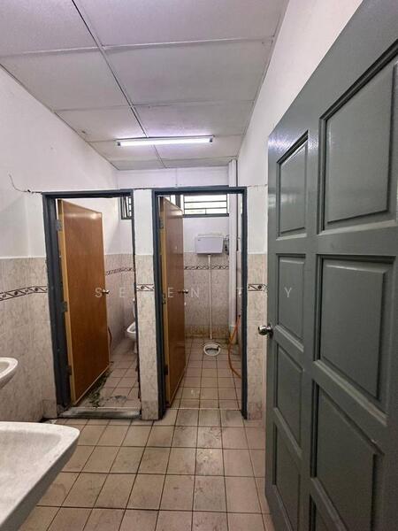Semi-D Factory for Sale in Ulu Tiram (Johor) - Seven Tay - Bathroom - PropertyGuru.com.my