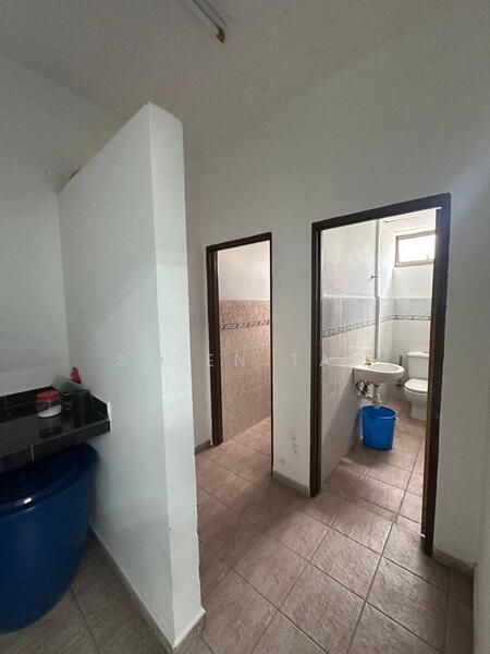 Semi-D Factory for Sale in Ulu Tiram (Johor) - Seven Tay - Bathroom - PropertyGuru.com.my