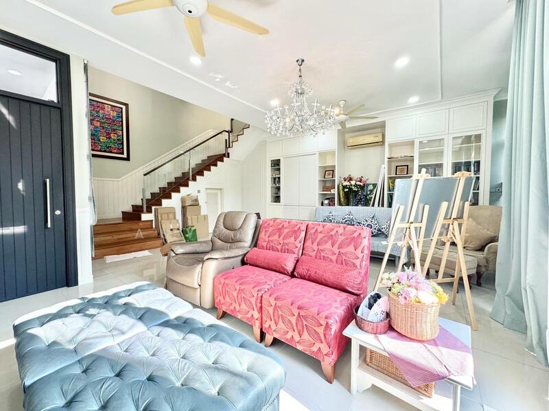 Rumah Berkembar untuk Dijual di Taman Equine (Seri Kembangan) - Asyraf Aman - Living Room - PropertyGuru.com.my