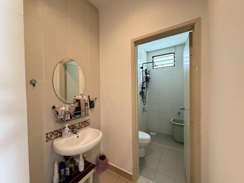 Cluster House for Sale in Taman Adda Heights (Tebrau) - Lifen . - Bathroom - PropertyGuru.com.my