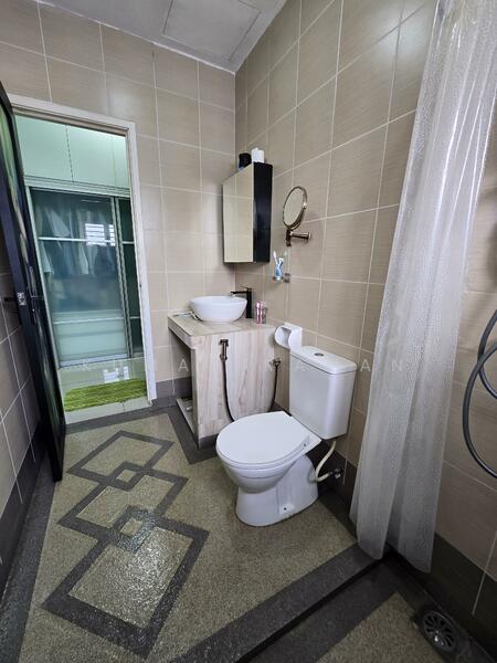 Master Bathroom - 1st Floor