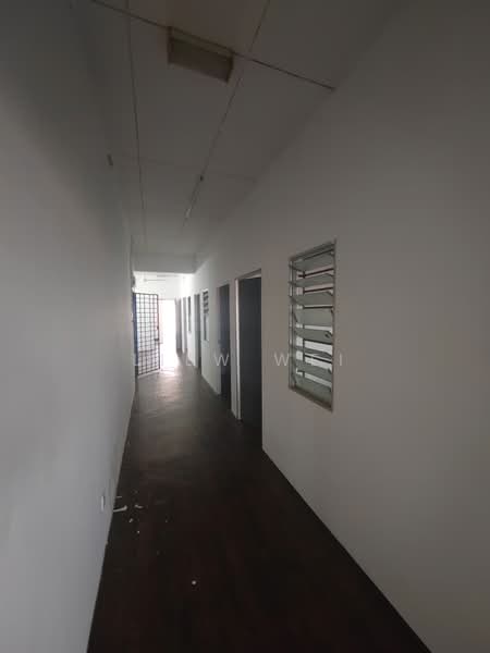 Kedai / Pejabat untuk Disewa di Taman Equine (Seri Kembangan) - Wei Liew - Corridor - PropertyGuru.com.my