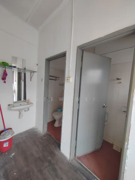 Kedai / Pejabat untuk Disewa di Taman Equine (Seri Kembangan) - Wei Liew - Bathroom - PropertyGuru.com.my