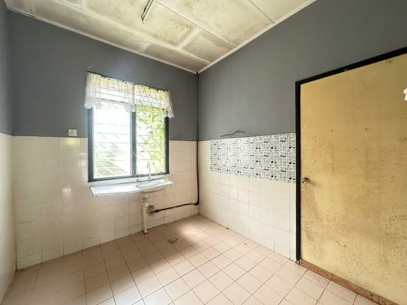 1-storey Terraced House for Sale in Taman Lestari Putra (Seri Kembangan) - Wei Liew - Kitchen - PropertyGuru.com.my