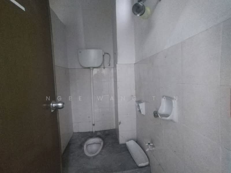Kilang untuk Disewa di Taman Tanjung Minyak (Tanjong Minyak) - Ngee Wang Tan - Bathroom - PropertyGuru.com.my