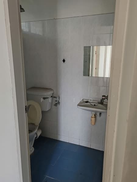 Kondominium untuk Dijual di Ferringhi Delima Condominium - Pen Teo - Bathroom - PropertyGuru.com.my