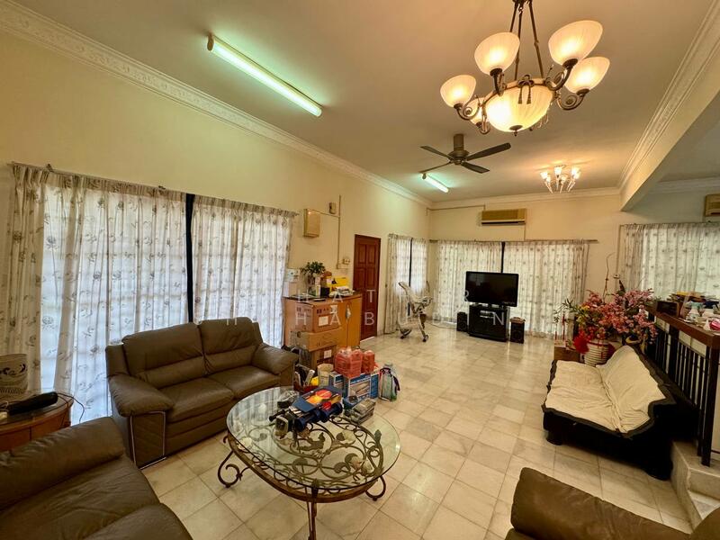 2-storey Terraced House for Sale in Bukit Jelutong (Shah Alam) - Nahathir Shahabudin - Living Room - PropertyGuru.com.my