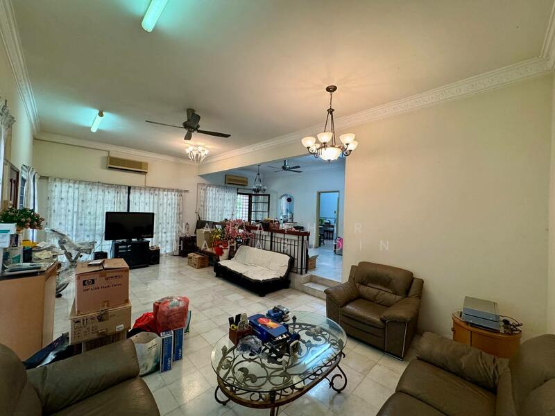 2-storey Terraced House for Sale in Bukit Jelutong (Shah Alam) - Nahathir Shahabudin - Living Room - PropertyGuru.com.my