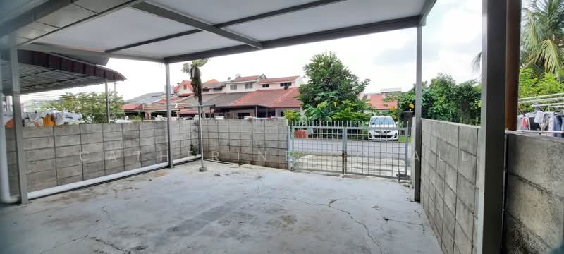 1-storey Terraced House for Sale in Sea Park (Petaling Jaya) - Catherine Dorall - Car Porch - PropertyGuru.com.my
