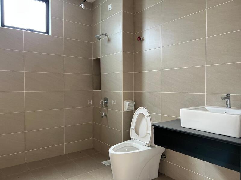 2-storey Terraced House for Sale in Bandar Cemerlang (Ulu Tiram) - Hong . - Bathroom - PropertyGuru.com.my
