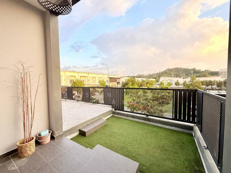 Rumah Teres untuk Dijual di Bandar Sri Sendayan (Negeri Sembilan) - Hassan Basri Suhaimi - Balcony - PropertyGuru.com.my