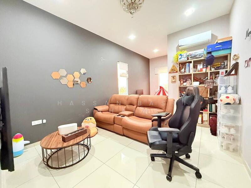 Rumah Teres untuk Dijual di Bandar Sri Sendayan (Negeri Sembilan) - Hassan Basri Suhaimi - Living Room - PropertyGuru.com.my