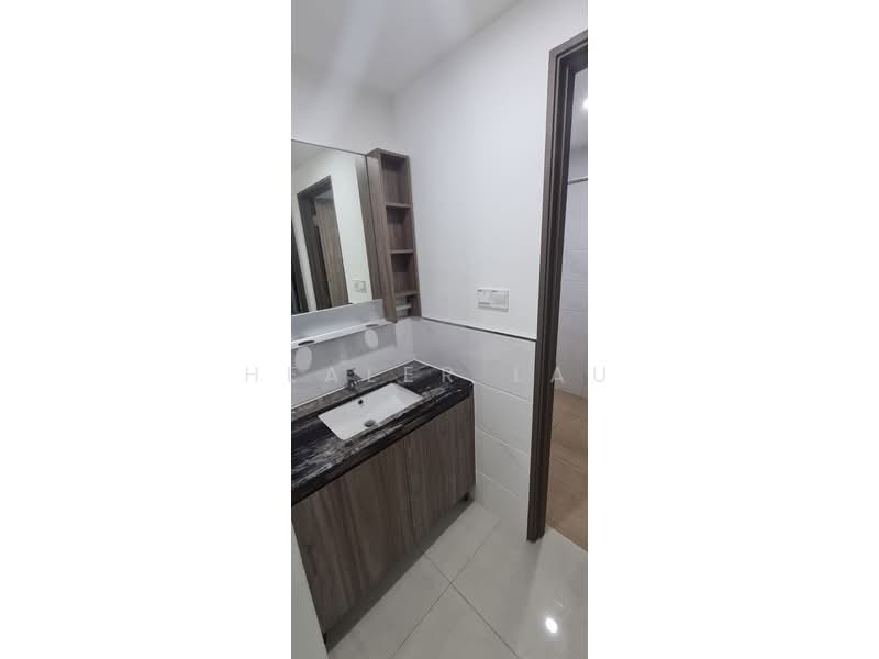 Kediaman Servis untuk Dijual di Country Garden Central Park - Healer Lau - Bathroom - PropertyGuru.com.my