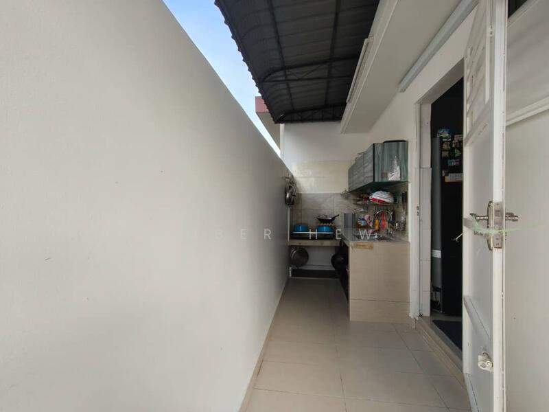 Rumah Teres 2 Tingkat untuk Dijual di Bandar Tiram (Ulu Tiram) - Amber Hew - Kitchen - PropertyGuru.com.my