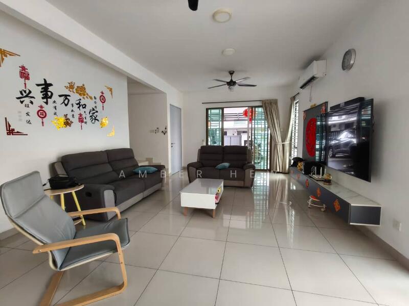 Rumah Teres 2 Tingkat untuk Dijual di Bandar Tiram (Ulu Tiram) - Amber Hew - Living Room - PropertyGuru.com.my
