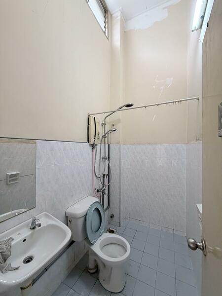 2-storey Terraced House for Rent in Bandar Sri Damansara (Selangor) - Vincent Tan - Bathroom - PropertyGuru.com.my