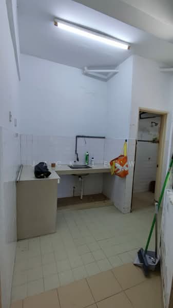 Taman Subang Indah untuk Untuk Disewa - RM 750 /bulan, Mac 2026 - Kitchen - PropertyGuru.com.my