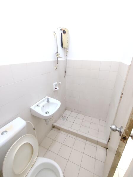 Pangsapuri untuk Dijual di Pangsapuri Lagoon Perdana - Jimmy Low - Bathroom - PropertyGuru.com.my