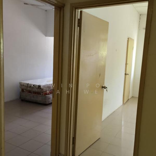 Shop / Office for Rent in Taman Lian Hoe (Kuchai Lama) - Kewin Poon Kah Wei - Bedroom - PropertyGuru.com.my