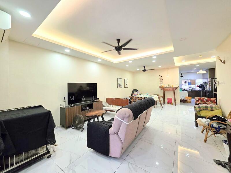 Seksyen 23 untuk Untuk Dijual - RM 699,000, Feb 2026 - Living Room - PropertyGuru.com.my