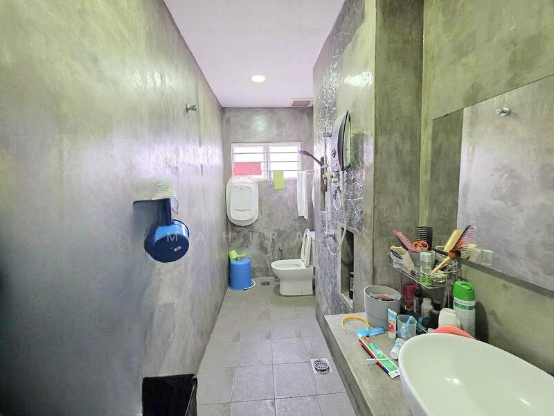 Seksyen 23 untuk Untuk Dijual - RM 699,000, Feb 2026 - Bathroom - PropertyGuru.com.my
