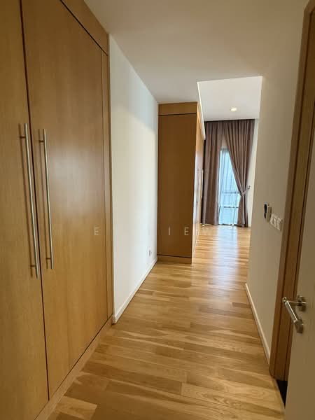 St Mary Residences untuk Untuk Disewa - RM 9,500 /bulan, Mac 2026 - Master bedroom’s wardrobe - PropertyGuru.com.my