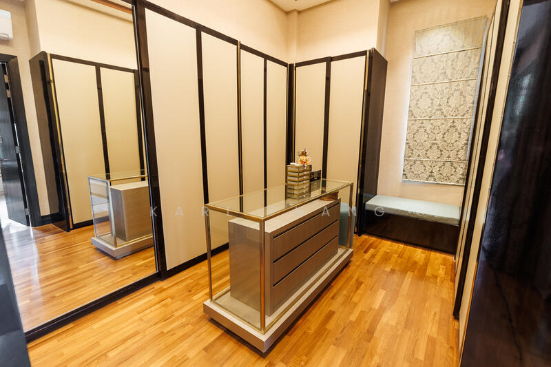 Master Bedroom - Walk in Wardrobe