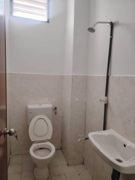 Shop for Rent in Dengkil (Selangor) - HL Lau - Bathroom - PropertyGuru.com.my
