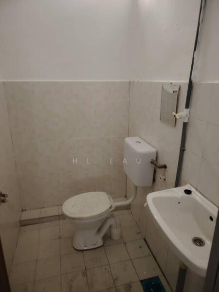Shop for Rent in Dengkil (Selangor) - HL Lau - Bathroom - PropertyGuru.com.my